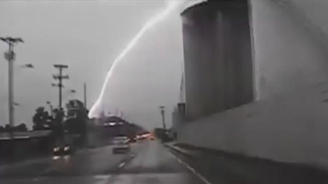 go to Dashcam filmt mit: Polizist von Blitz getroffen