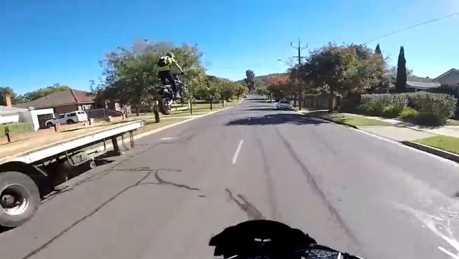 go to GTA im echten Leben: Motorrad-Stunt über Laderampe
