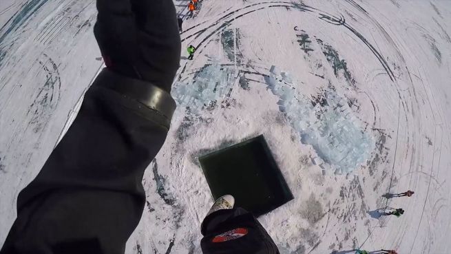 go to Sprung in den Baikalsee: Skydiver nimmt Eisbad
