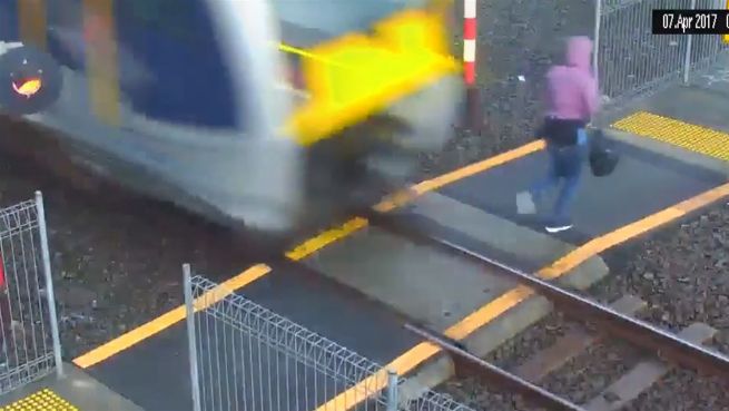 go to In letzter Sekunde: Frau entkommt heran rasendem Zug