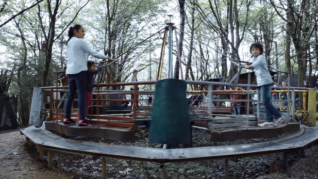 go to Stromloser Spaß: Ein Park aus handgemachten Karussells