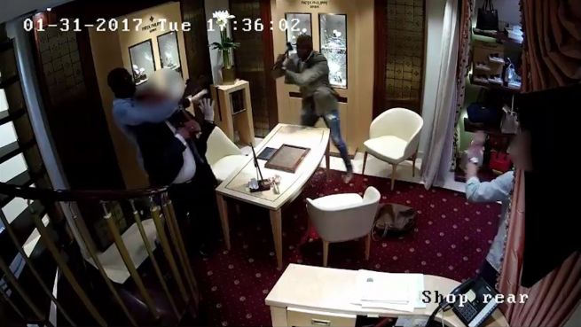 go to Elegante Räuber: Hammer-Angriff nach Schmuckberatung
