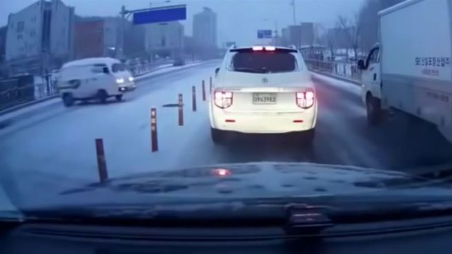 go to Kontrollverlust: Minivan aufs Glatteis geführt