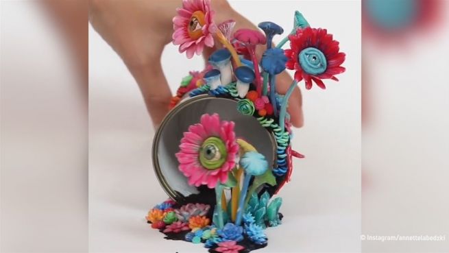 go to ‚Ode an das Leben‘: Farbenfrohe Miniaturkunst aus Müll