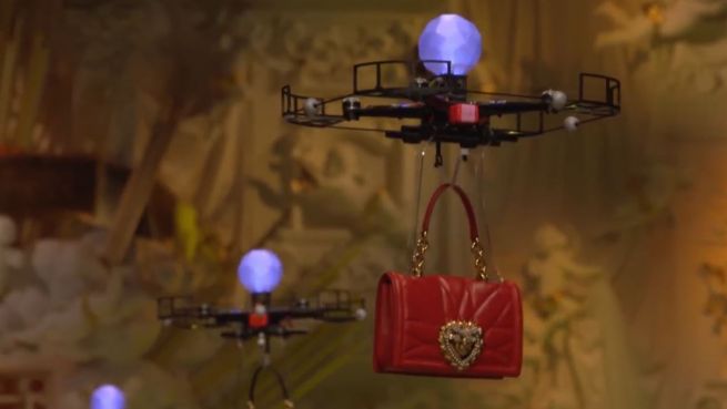 go to Dolce & Gabbana: ‚Models‘ fliegen über den Laufsteg