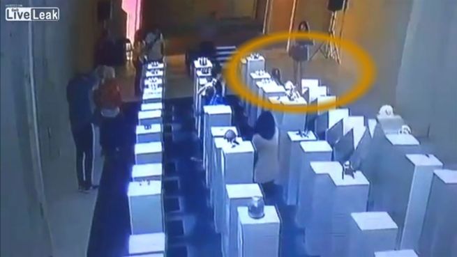go to Wegen Selfie: Frau crasht 200.000 Euro teures Kunstwerk