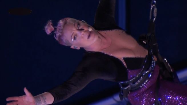 go to Stars an der Hotel-Fassade: Die Highlights der AMAs