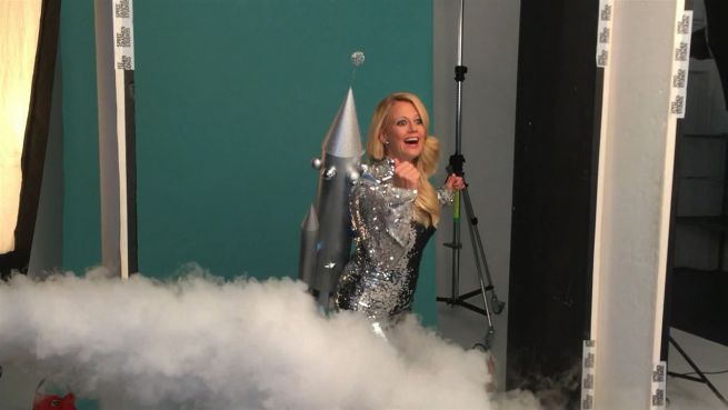 go to Barbara Schöneberger: Mit Glitzer und CD ins neue Jahr