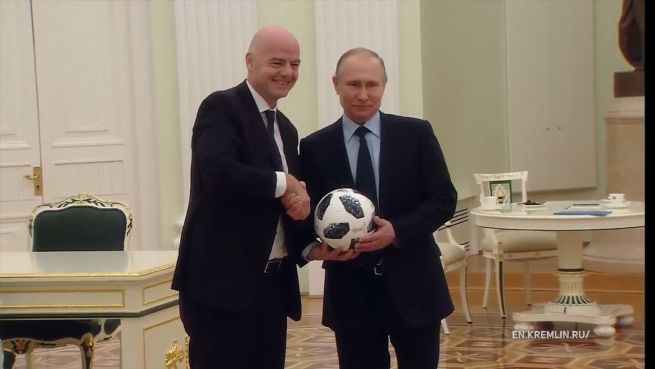 go to Kicken statt Krieg: Putin und Infantino spielen Ball